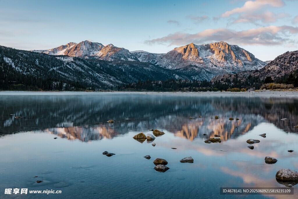 宁静湖山倒影美景