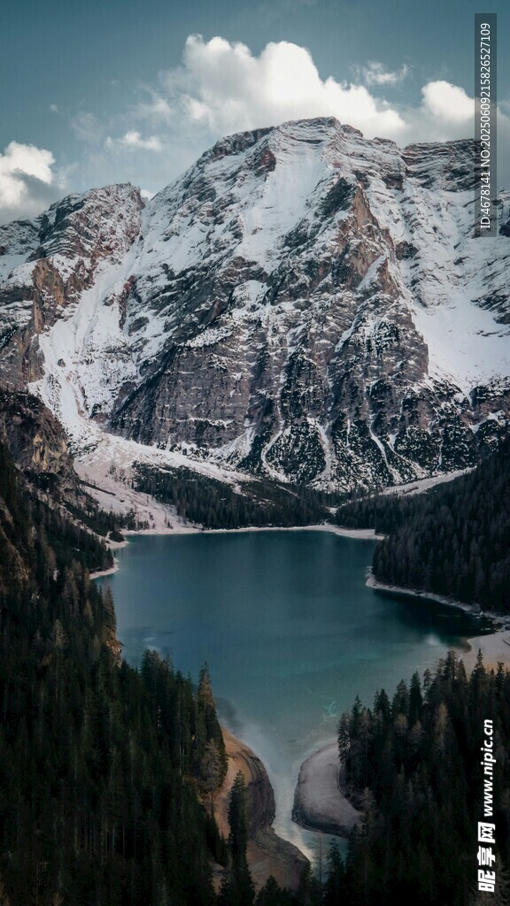 雪山下的静谧湖泊
