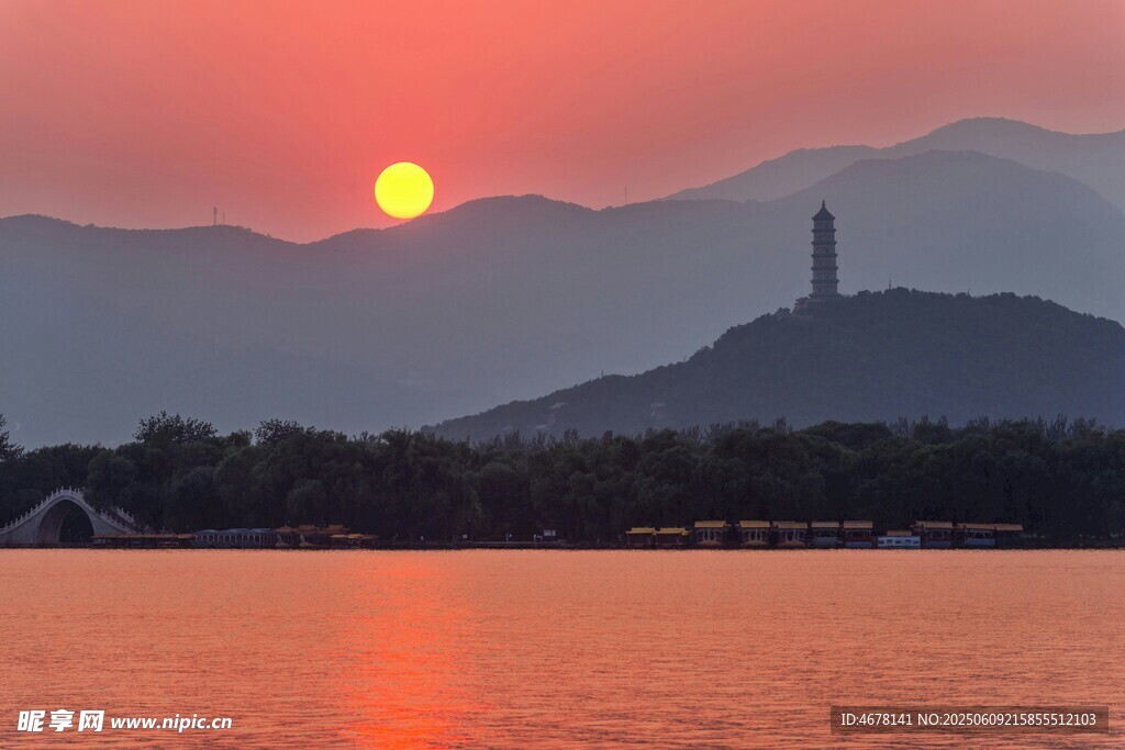 夕阳下的湖山美景