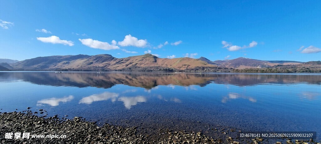 蓝天碧水的静谧湖景