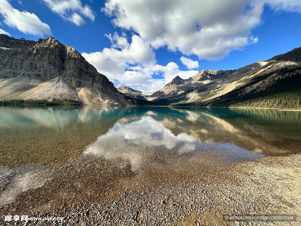 山间静谧湖景 蓝天白云倒影