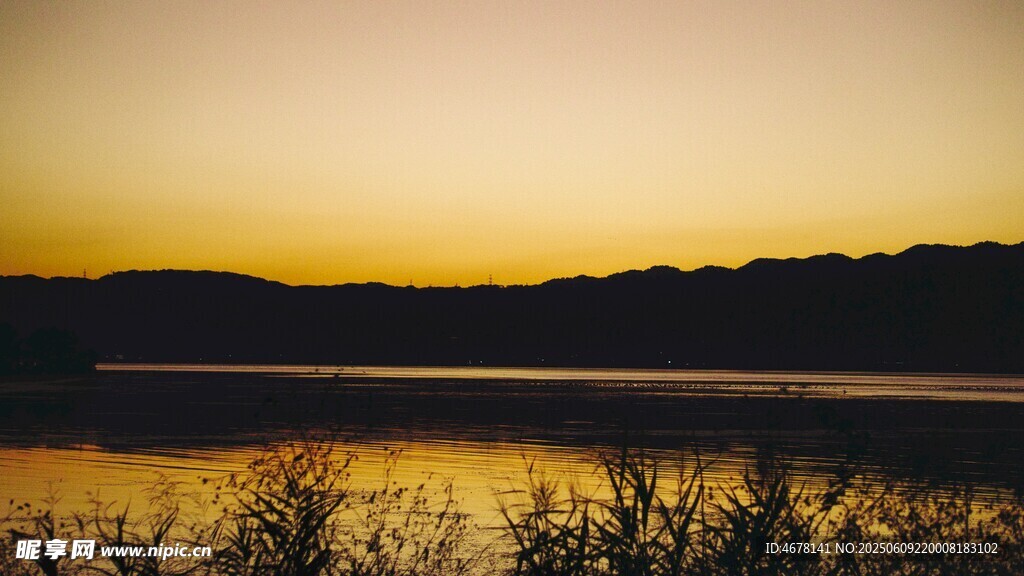 夕阳下的静谧湖面