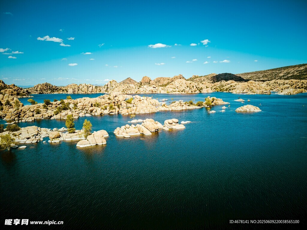美丽湖景与岸边岩石风光