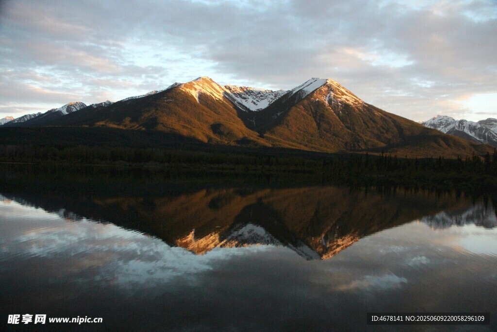 湖畔山峦美景霞光映照