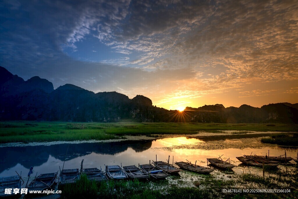 日落山水间的静谧美景