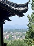 中式屋檐下的远方景致
