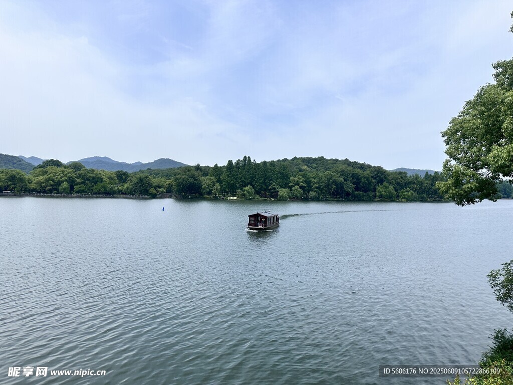 宁静湖畔小船悠然