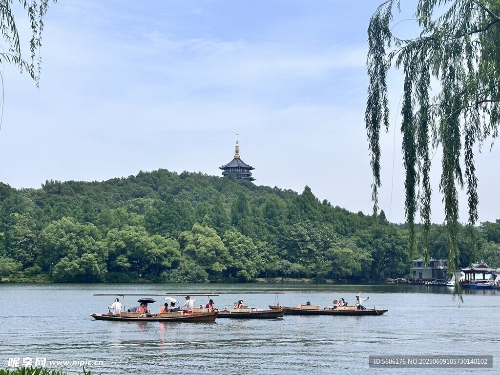 西湖泛舟赏景秀丽风光