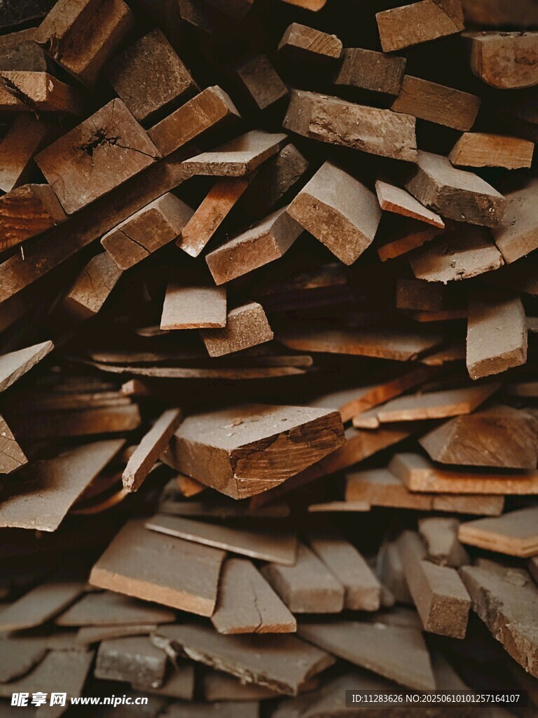 堆积的碎木块