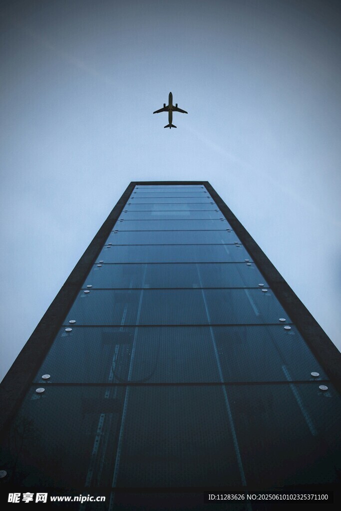 高楼之上飞机掠空