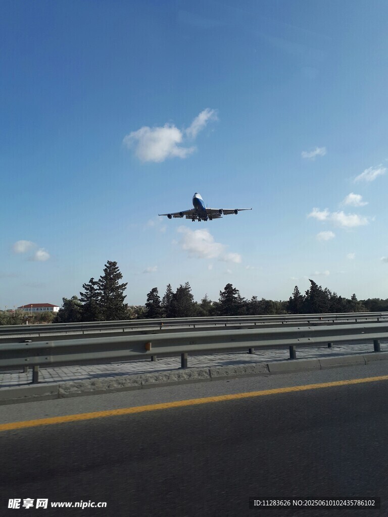飞机于跑道上方低空飞行