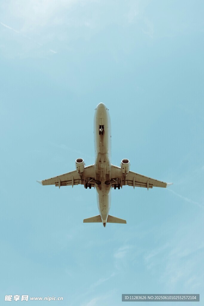 空中飞行的客机