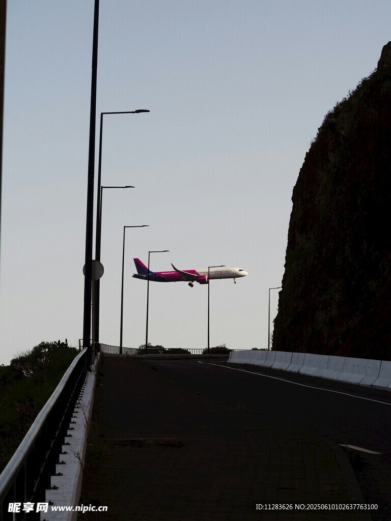 公路上的飞机与山景