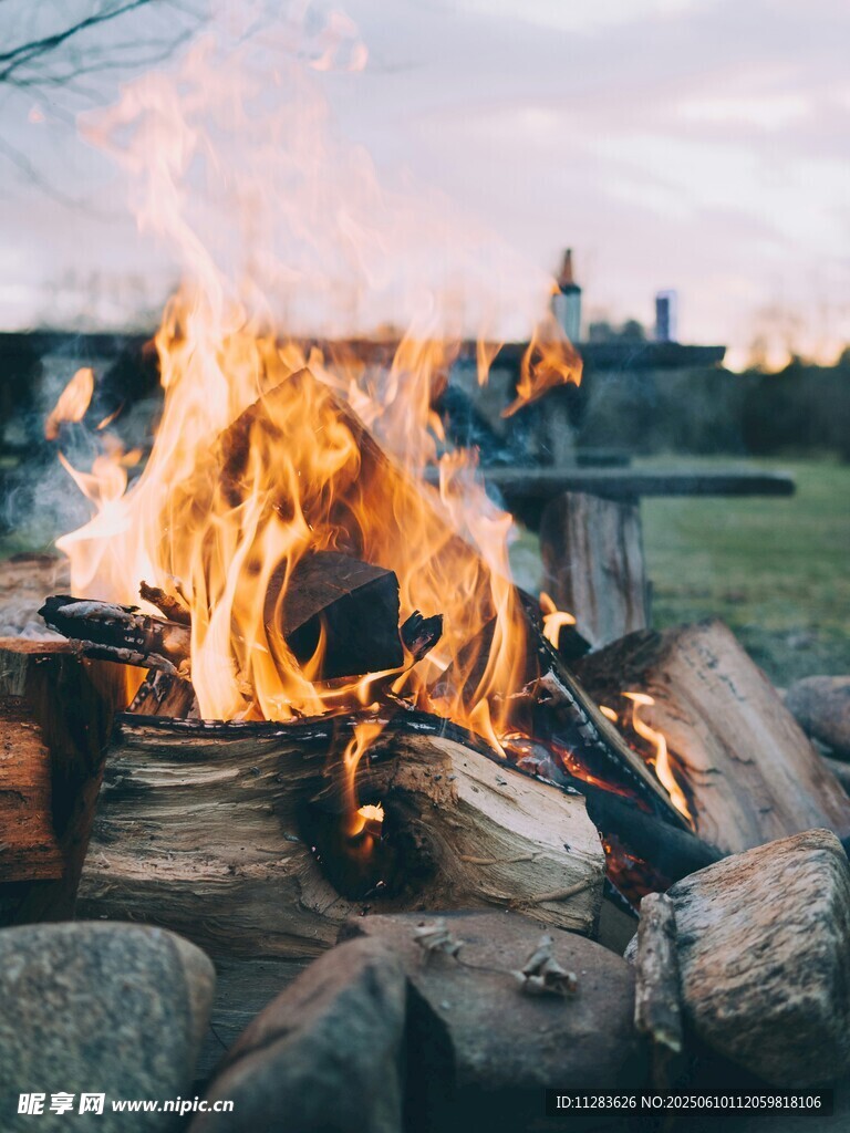 户外篝火场景