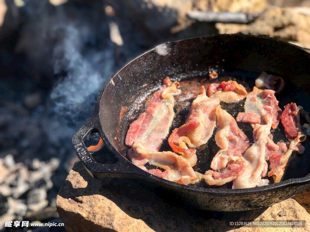 户外铸铁锅烹饪美味肉类