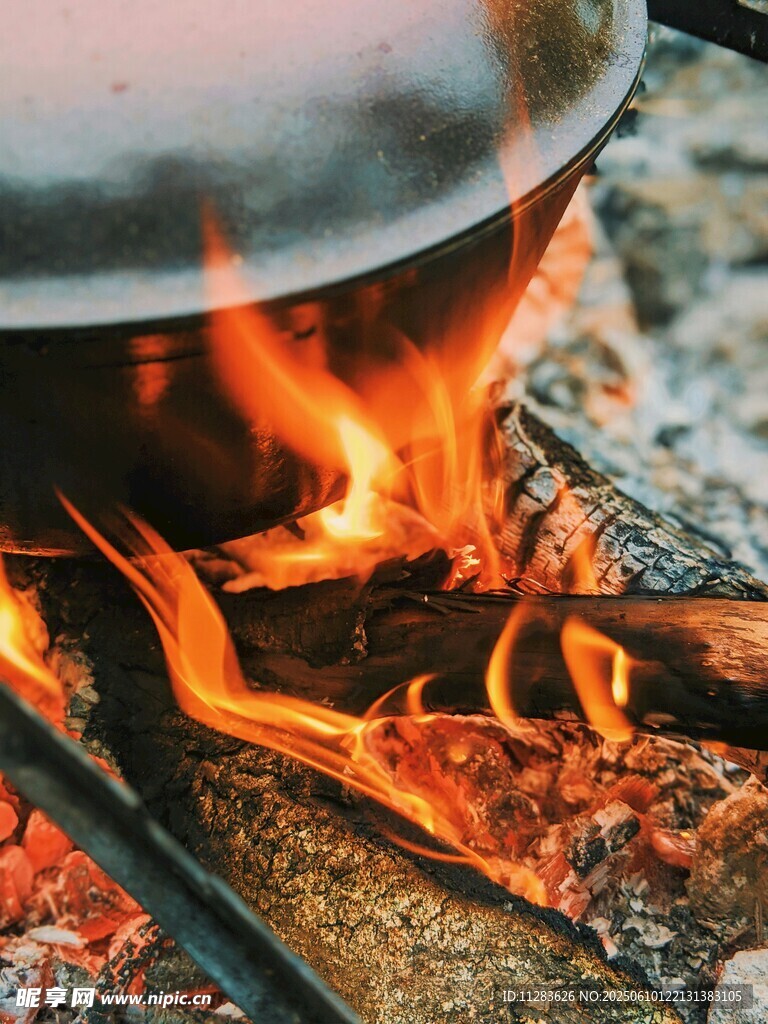 户外篝火上的烹饪场景