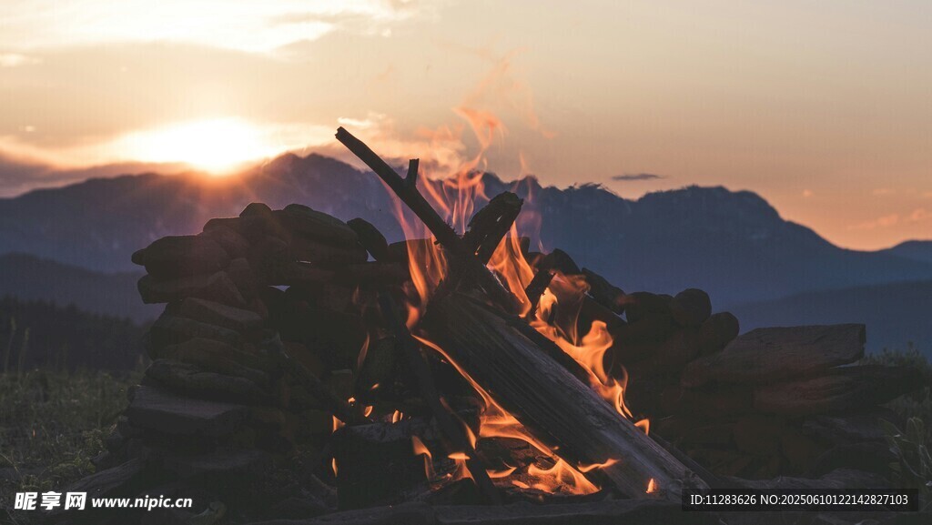 夕阳下的野外篝火