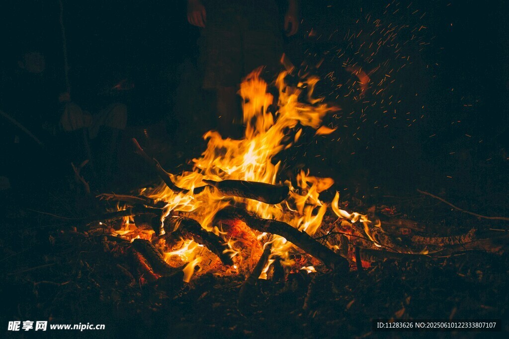 篝火熊熊燃烧的温暖场景