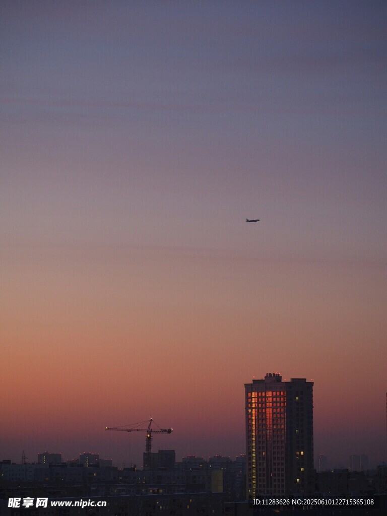 黄昏下的城市高楼剪影
