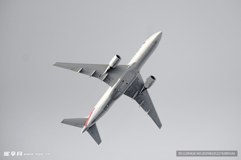 空中飞行的大型客机