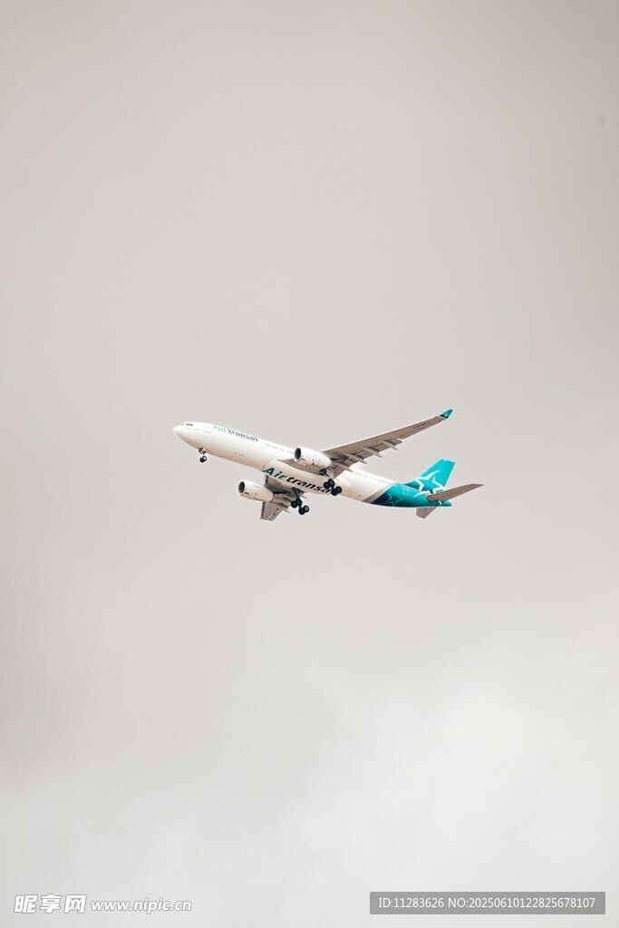 空中飞行的客机
