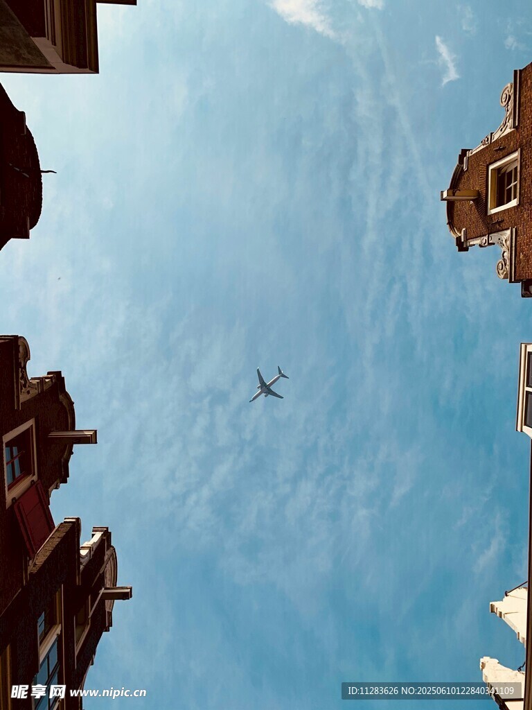 仰望蓝天中的飞行飞机