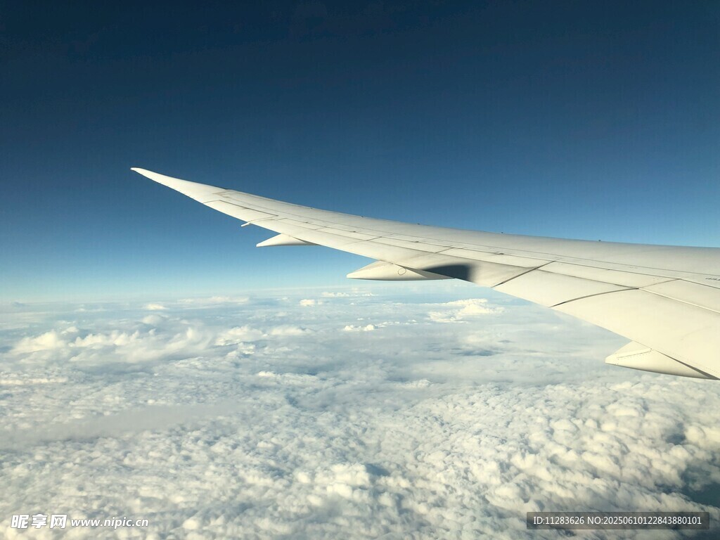 飞机机翼俯瞰云海美景