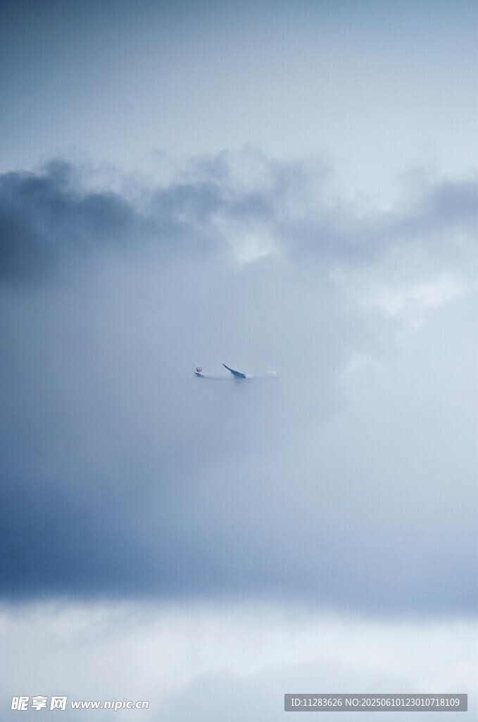 天空中飞翔的飞机