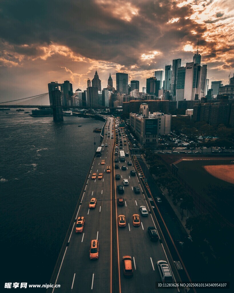城市黄昏交通景观