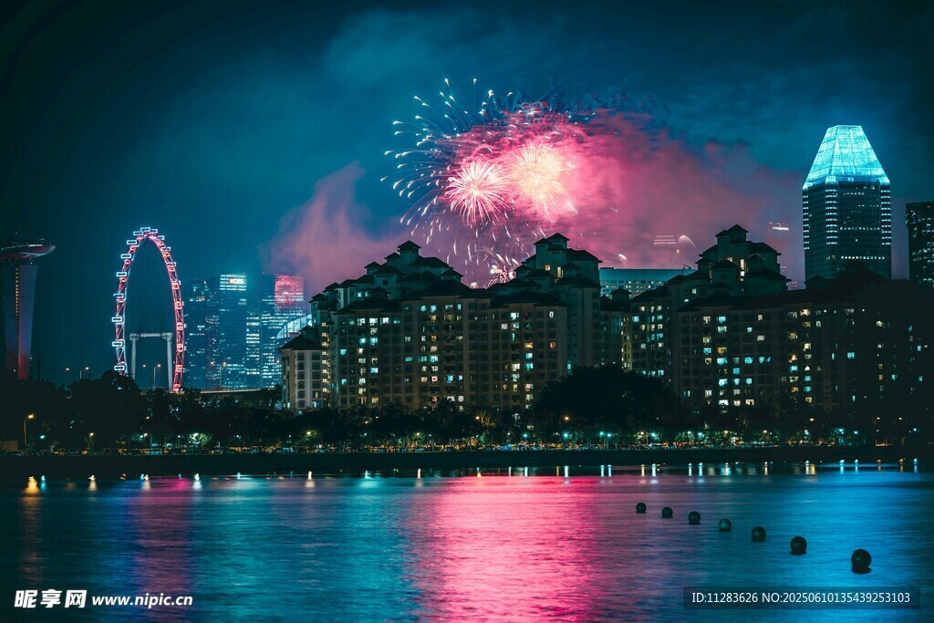 城市夜景烟花绽放