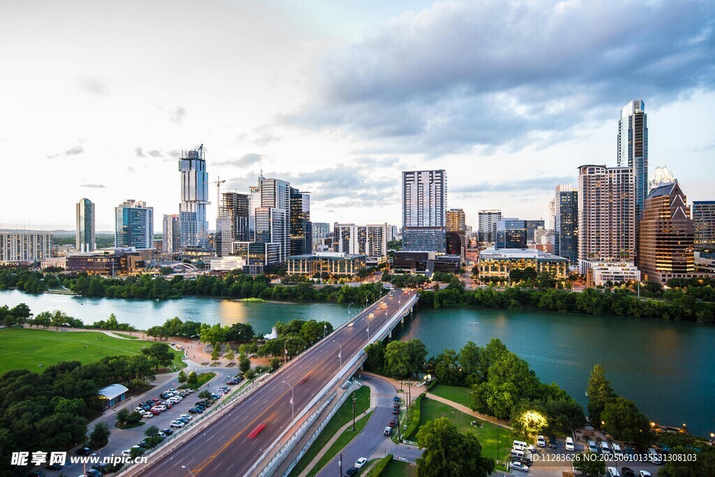 城市河畔风光全景图