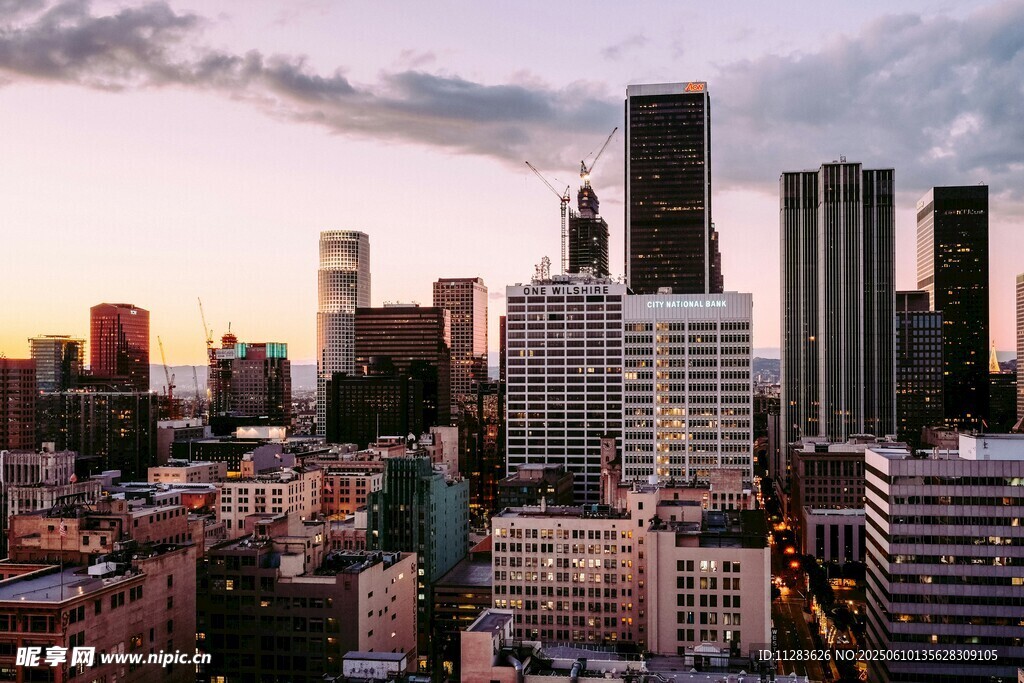 城市黄昏天际线景观