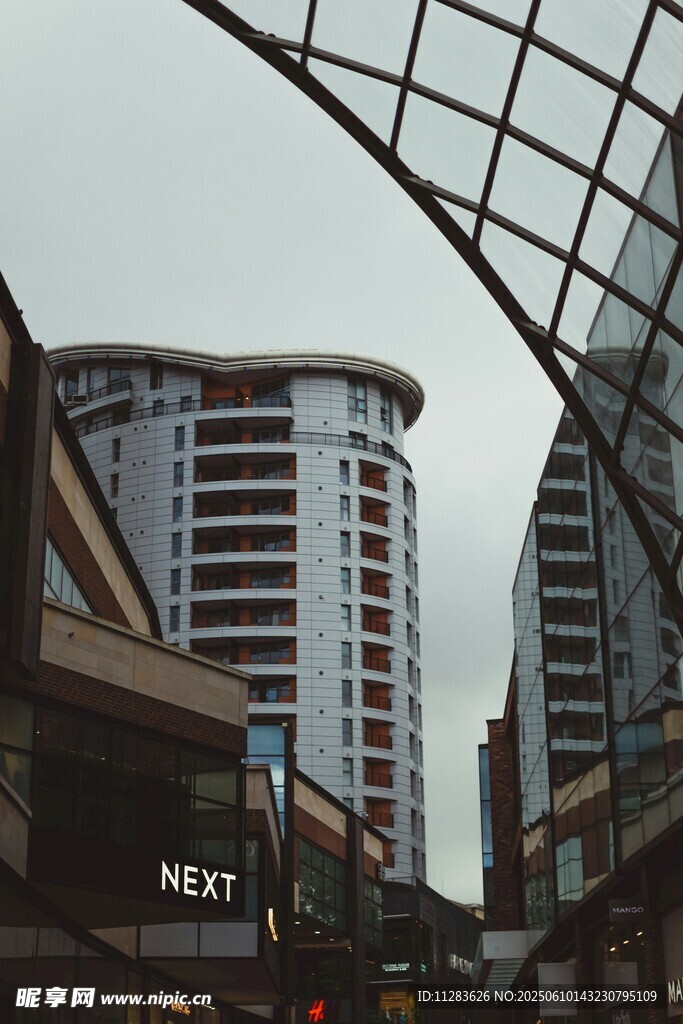 城市街道旁的现代建筑景观