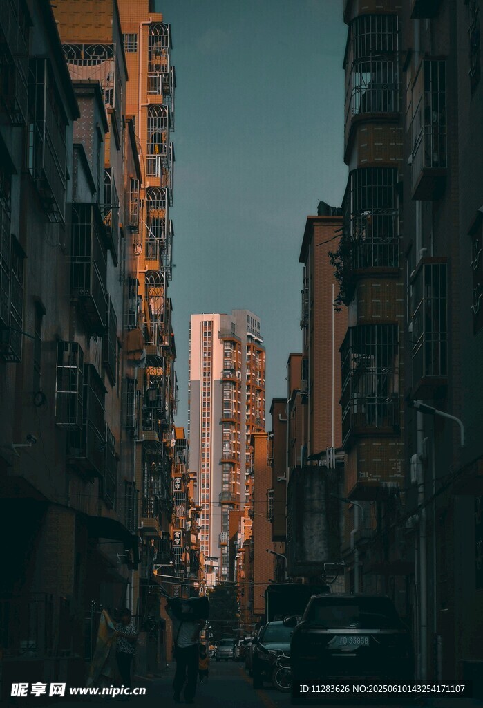 狭窄巷道间的城市建筑