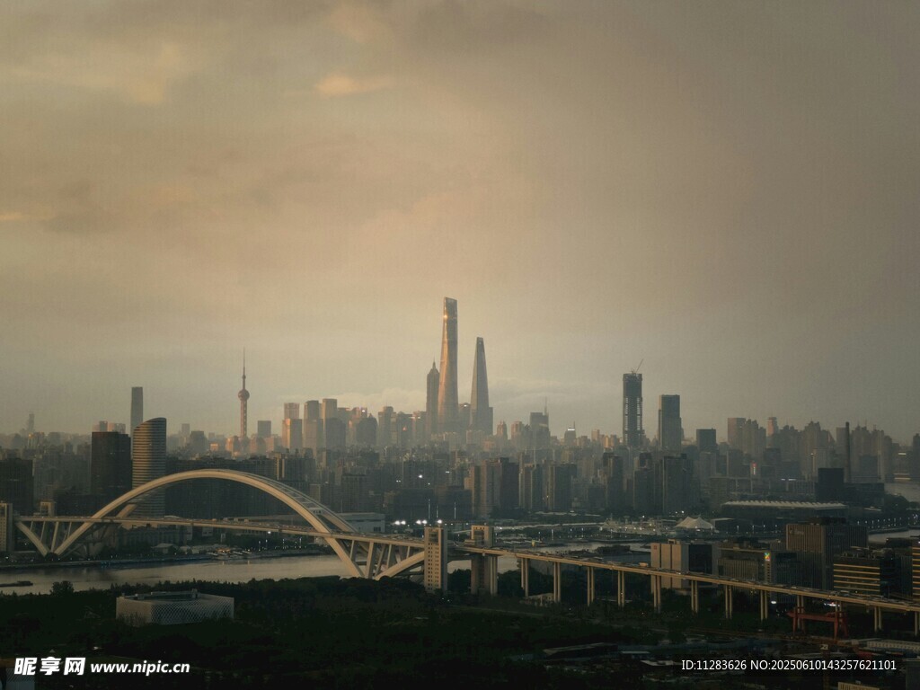 黄昏下的城市与桥梁景观