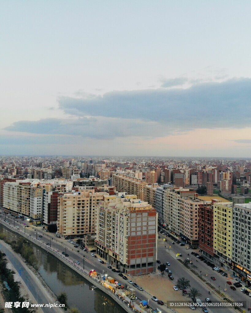 城市天际线黄昏景象
