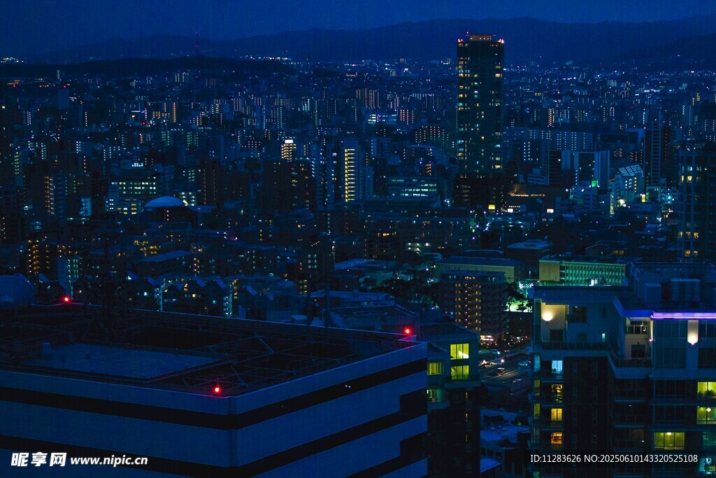 城市璀璨夜景俯瞰图