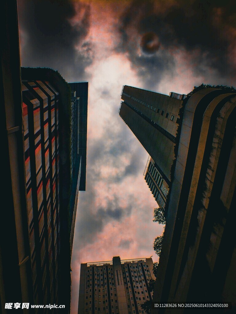 都市黄昏下的高楼景观