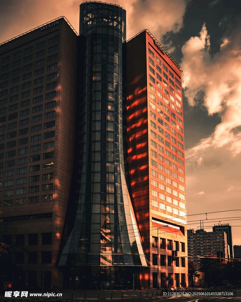 夕阳下的独特造型摩天大楼