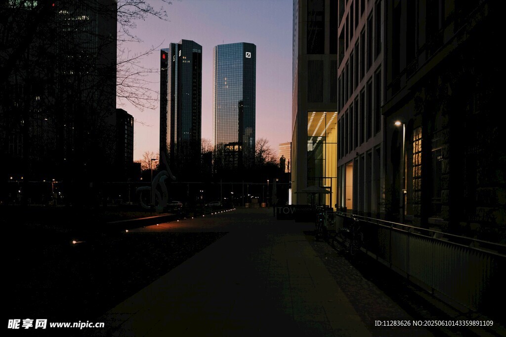 城市黄昏街道与高楼景观