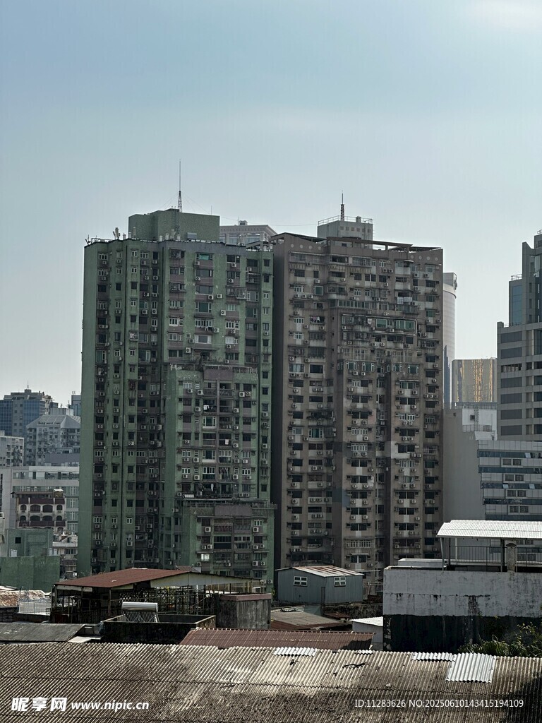 城市高楼与低矮建筑景观