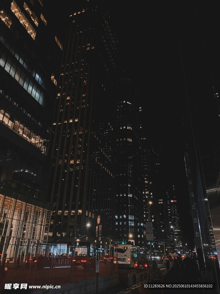 都市夜景中的繁华街道