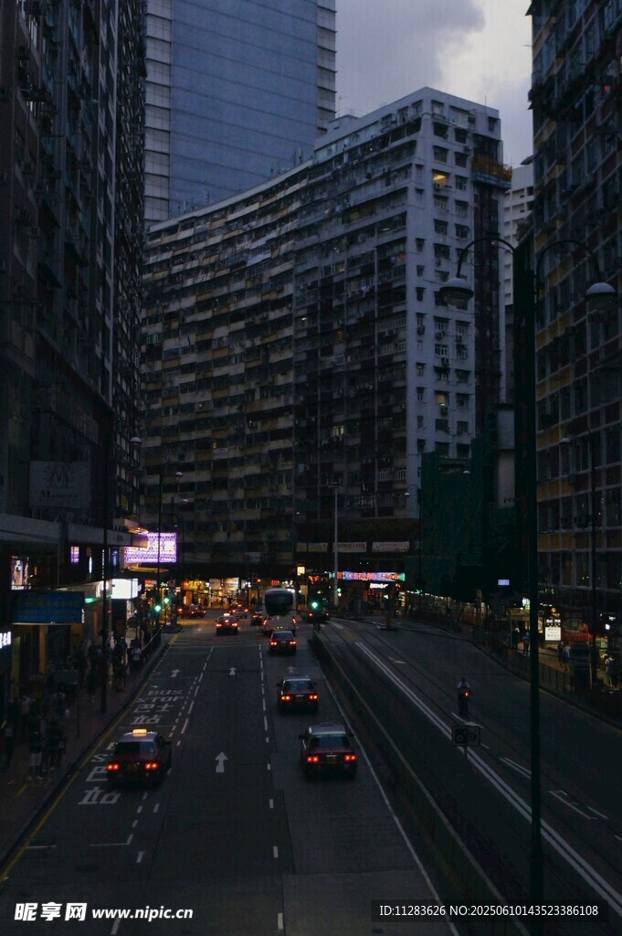 城市夜幕下的繁忙街道