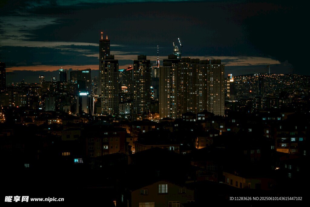 城市夜景璀璨高楼林立