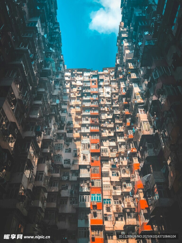 高楼林立间的天空一角