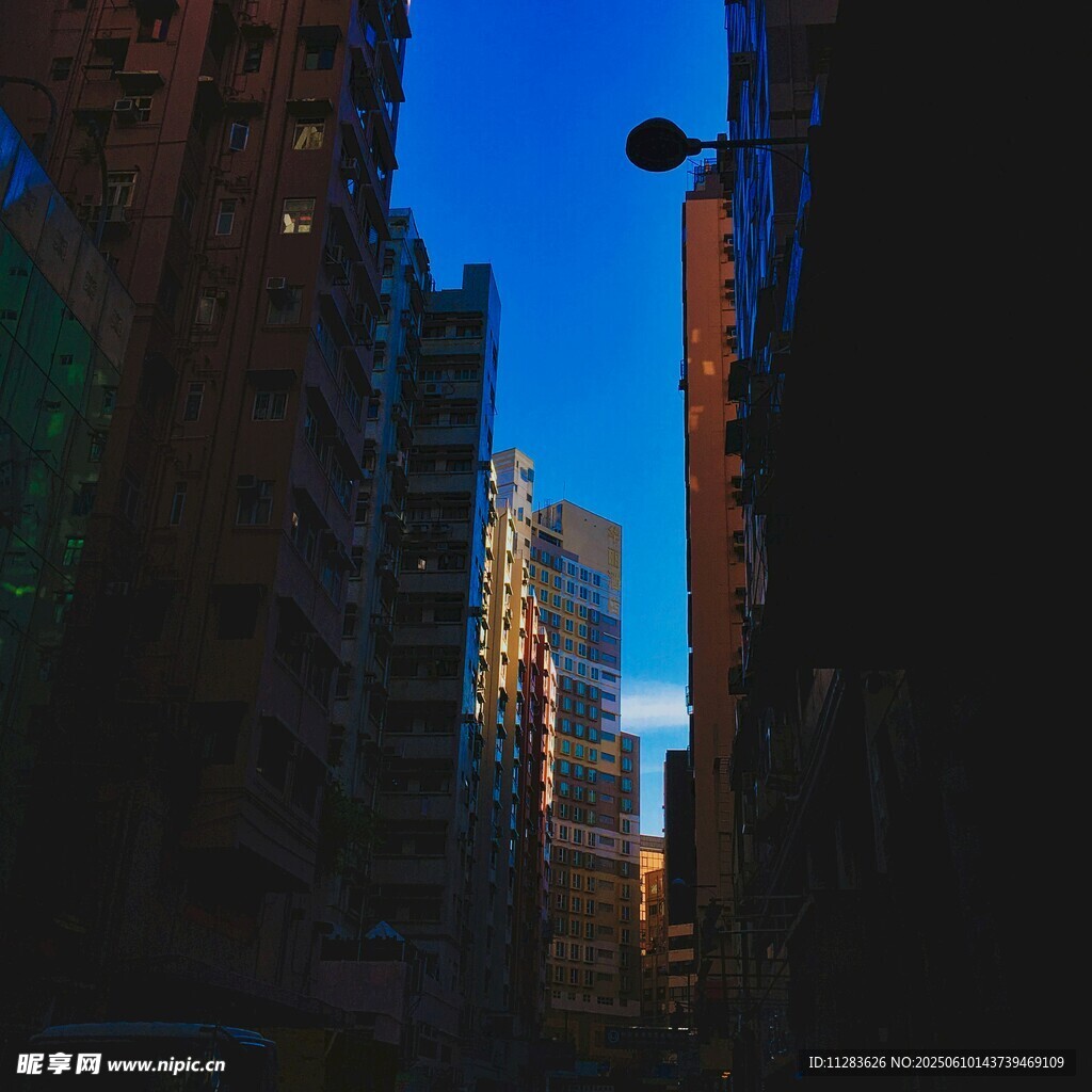 城市高楼间的黄昏景致