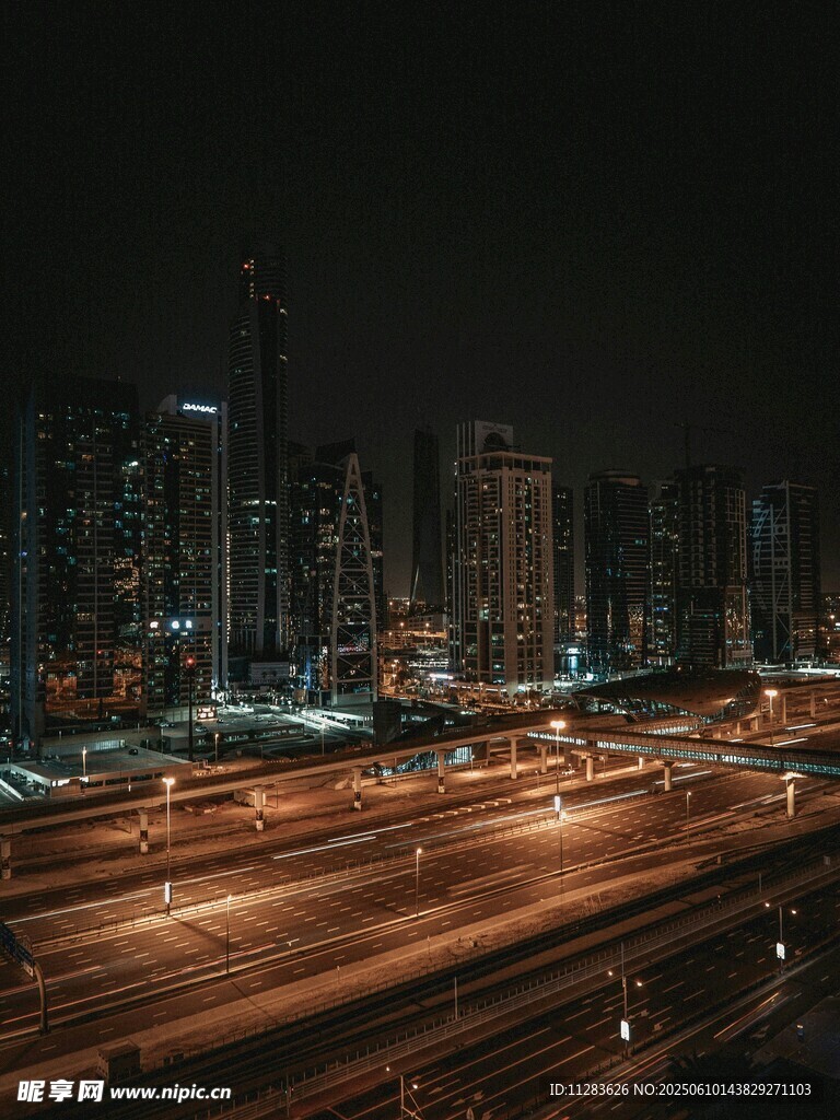 城市夜景中的车流光影