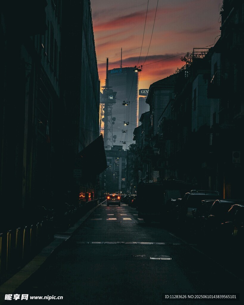 黄昏下的城市街道景象