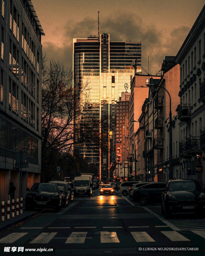 城市街道黄昏时的静谧景象