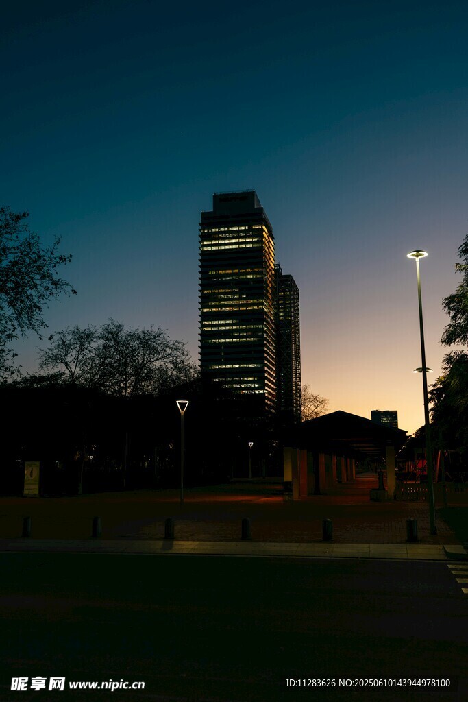 夜幕下的高楼与周边景致